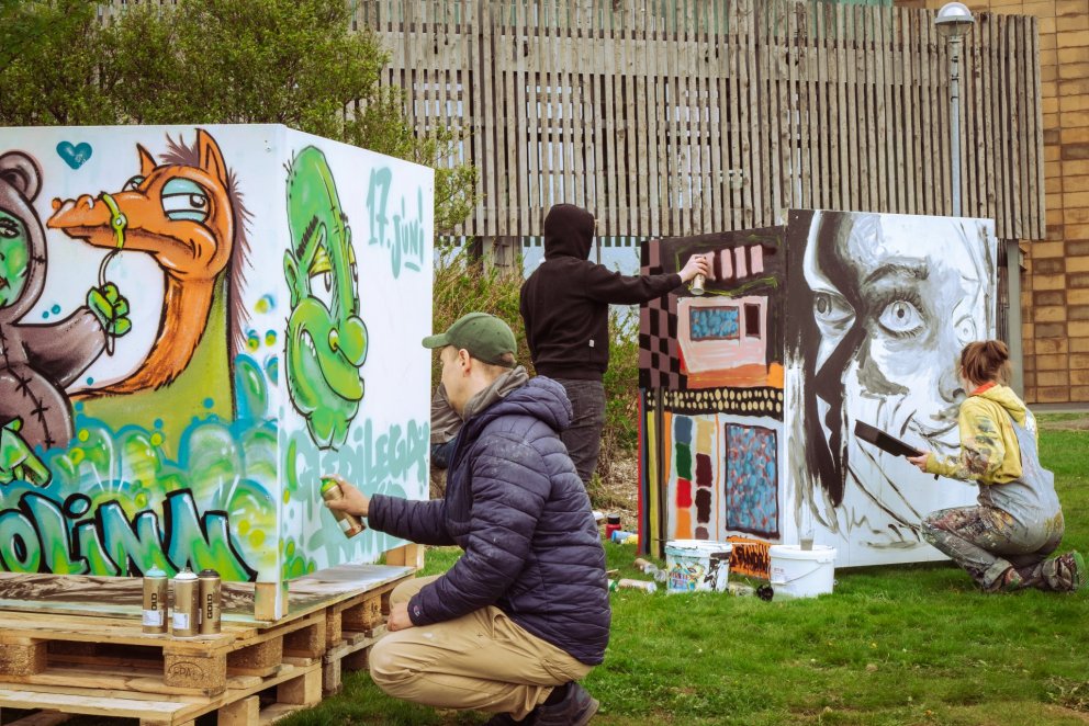 Vegglistarhópur Molans skreytir veggi á 17. júní í Kópavogi.