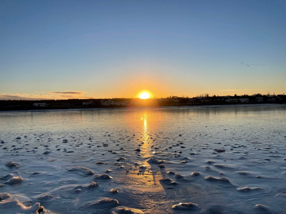 Kópavoginn er farið að leggja en ísinn er ótraustur.