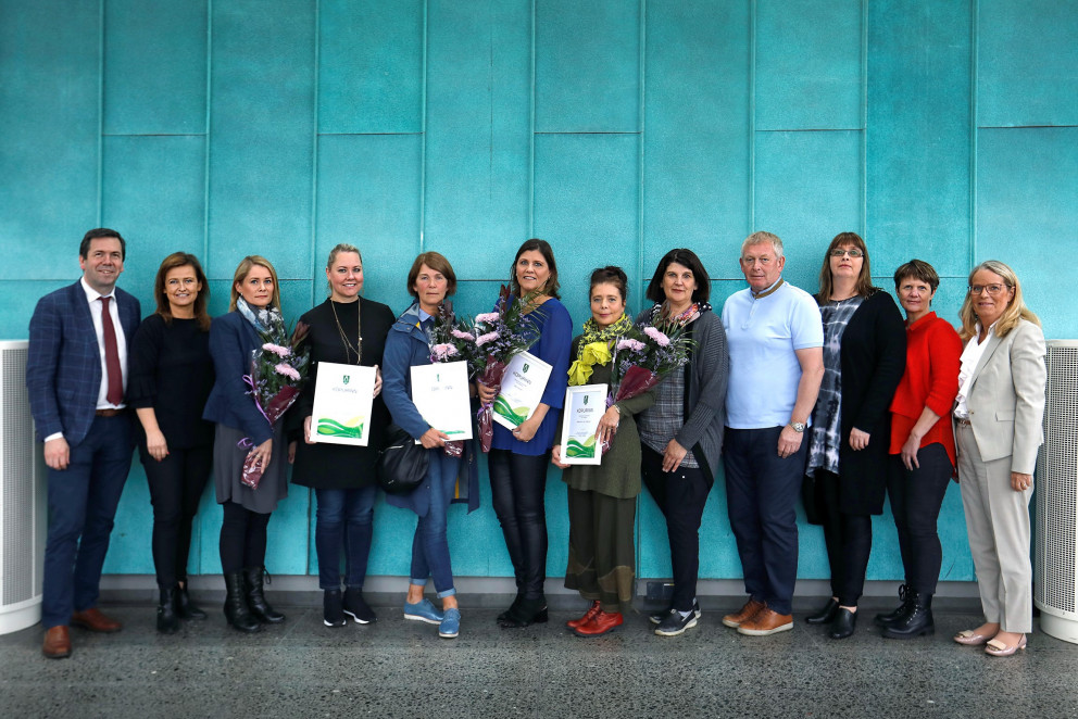 Frá vinstri: Ármann Kr. Ólafsson bæjarstjóri Kópavogs, Theodóra S. Þorsteinsdóttir formaður bæjarrá…