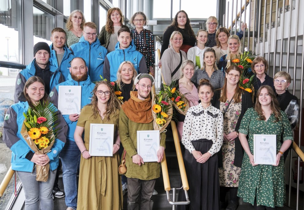 Á myndinni má sjá handhafa viðurkenninga ásamt Ásdísi Kristjánsdóttur bæjarstjóra og starfsfólki me…