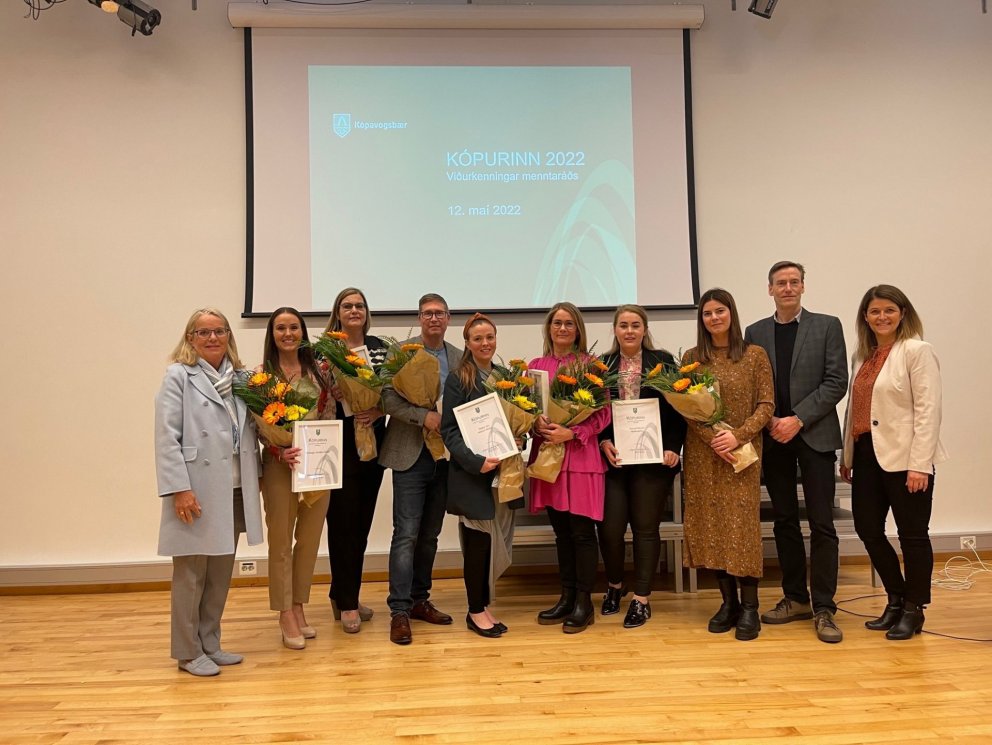 Á myndinni má sjá viðurkenningarhafa ásamt Margréti Friðriksdóttur, forseta bæjarstjórnar og fulltr…