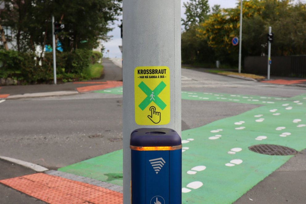 Krossbraut hefur verið komið fyrir á gatnamótum Borgarholtsbrautar og Urðarbrautar.