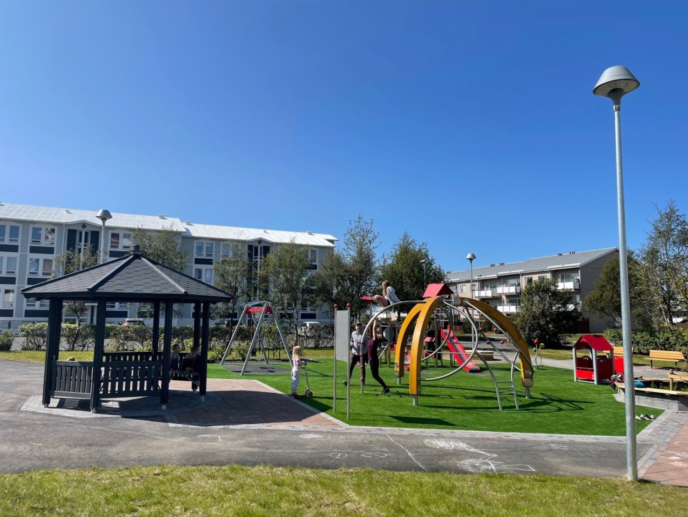Leiksvæðið Lautarsmára hefur verið endurgert.