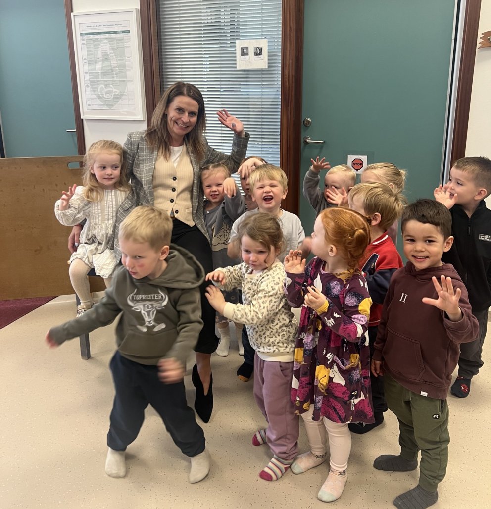 Ásdís Kristjánsdóttir bæjarstjóri á ferðinni í leikskóla í Kópavogi.