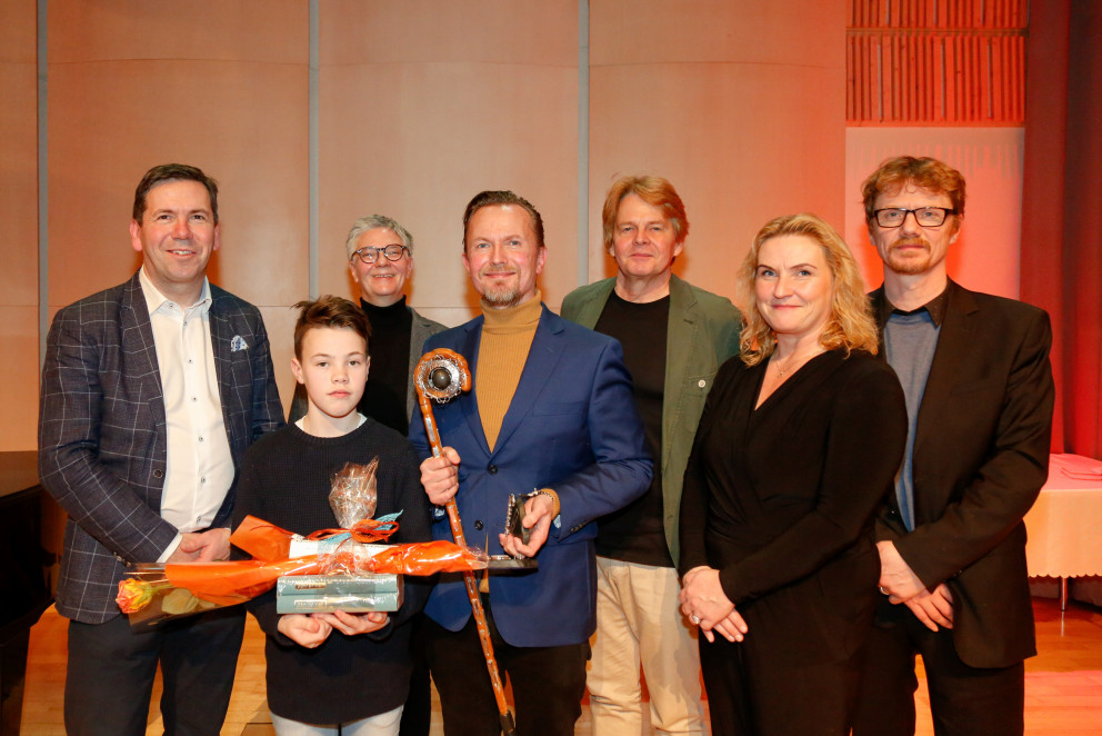 Frá vinstri: Ármann Kr. Ólafsson, bæjarstjóri Kópavogs, Henrik Hermannsson sigurvegari í ljóðakeppn…