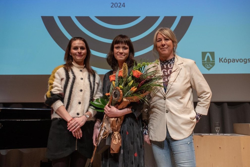 Ásdís Kristjánsdóttir bæjarstjóri, Vala Hauksdóttir handhafi Ljóðstafs Jóns úr Vör og Elísabet Svei…