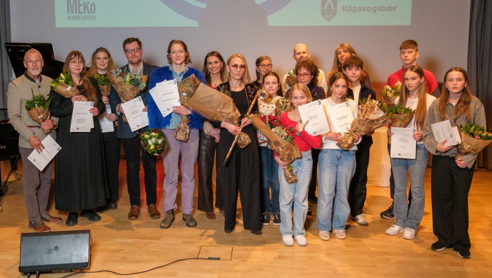 Handhafi Ljóðstafsins ásamt viðurkenningarhöfum, bæjarstjóra, formanni menningar- og mannlífsnefnd &hellip;