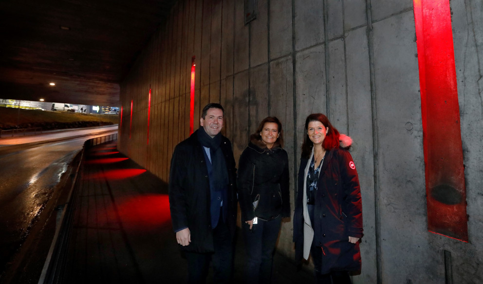 Skrautlýsing við Skógarlind setur svip á umhverfið.