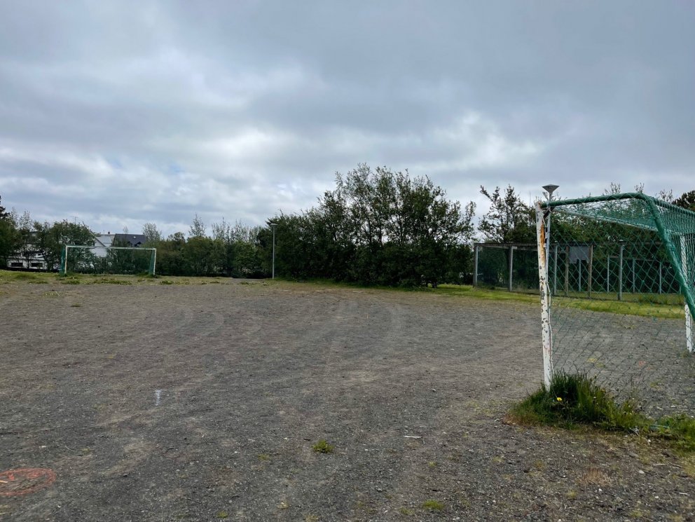 Malarvöllur við Stelluróló verður lagður gervigrasi.