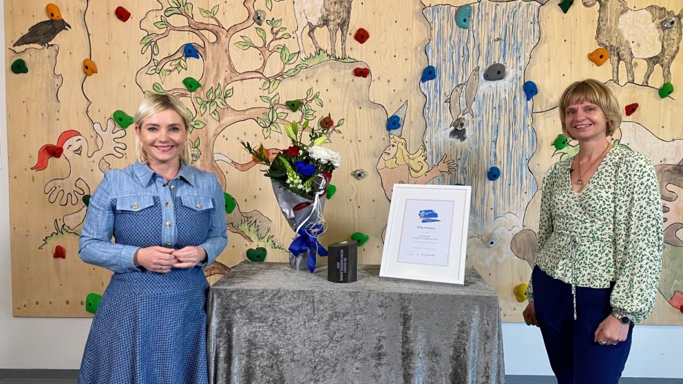 Birte Harksen kennari á Urðarhóli og Lilja Alfreðsdóttir menntamálaráðherra.