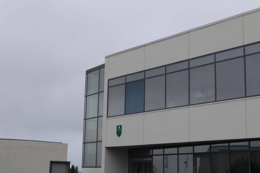 Fundarsalur bæjarstjórnar Kópavogs er að Hábraut 2.