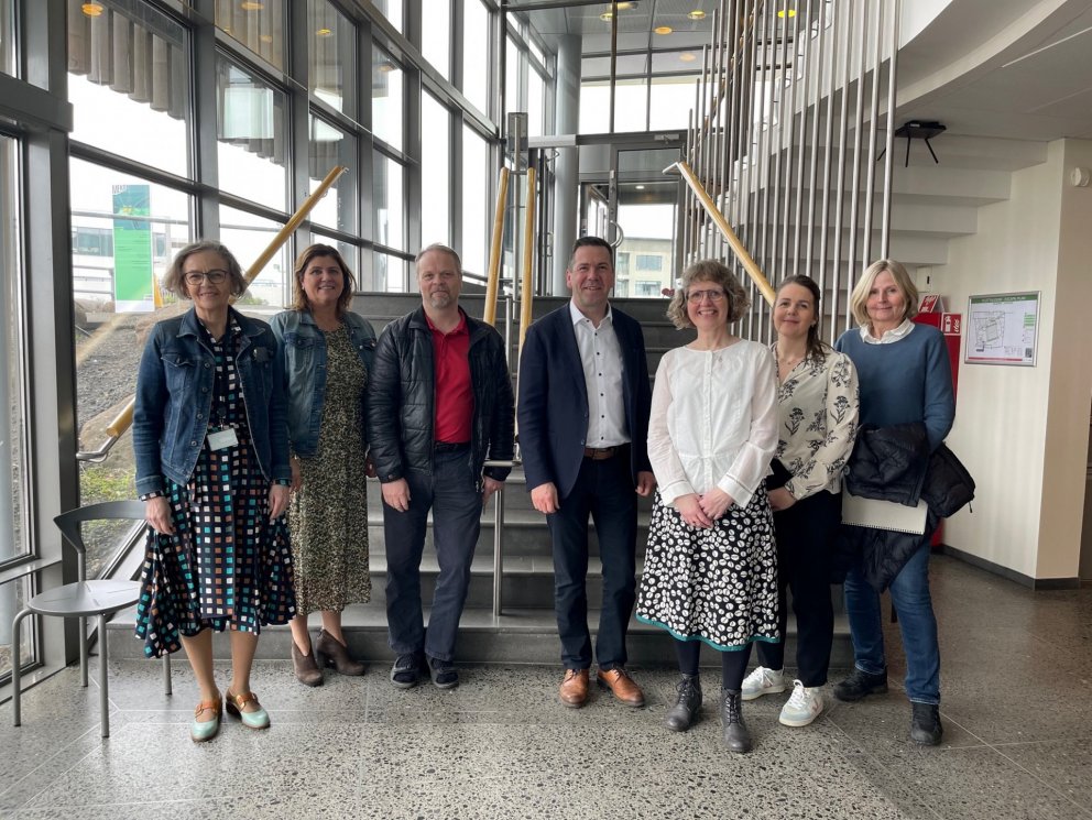 Aðstandendur fræðsluvefsins Þar á ég heima ásamt bæjarstjóra Kópavogs.