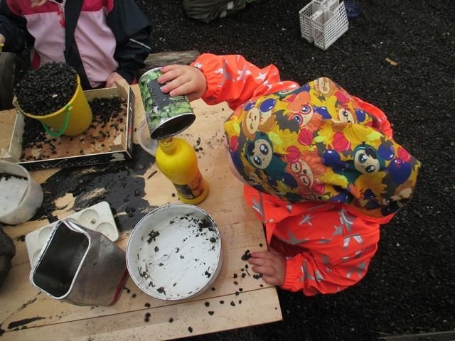 Barn í sandkassa að leika sér
