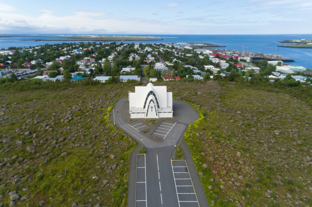 Kópavogskirkja og Kársnesið.
