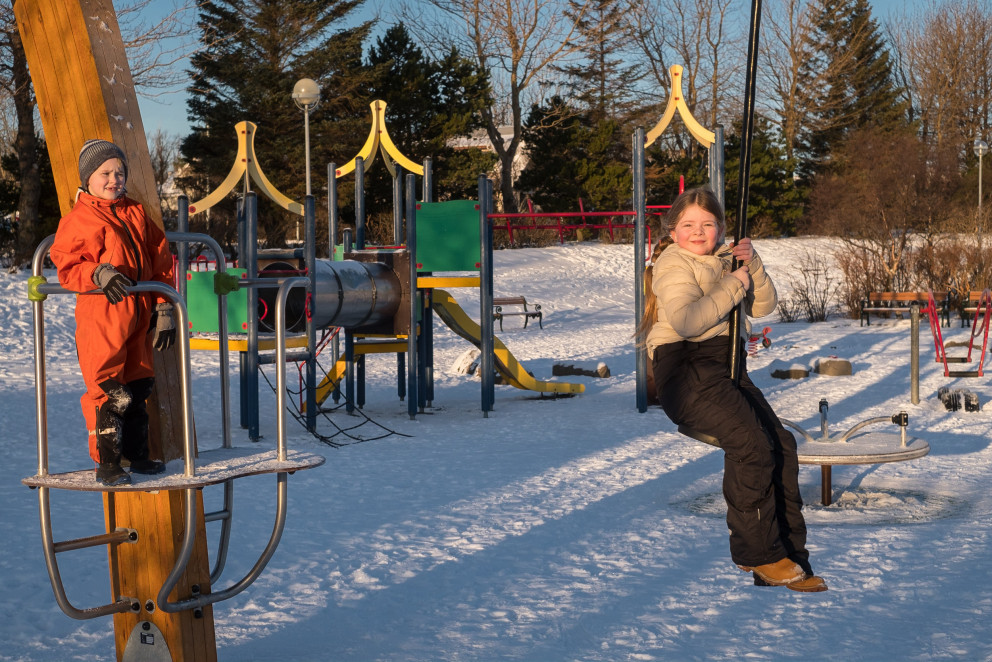 Börn að leik í leiktækjum á Rútstúni sem sett voru upp að lokinni íbúakosningu 2016.