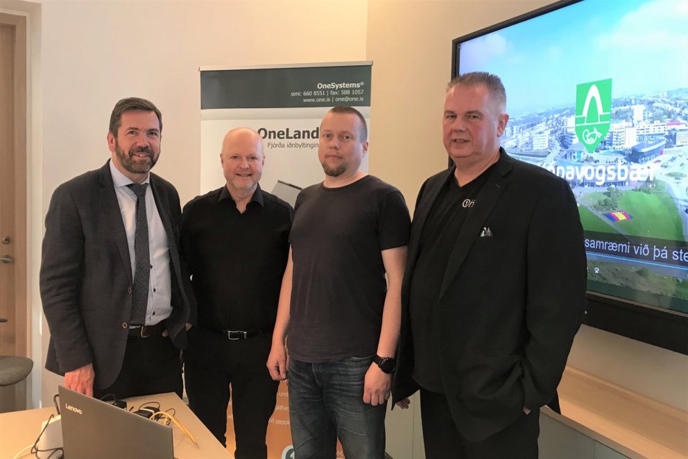 Á myndinni eru f.v. Ármann Kr. Ólafsson bæjarstjóri Kópavogs, Stefán Ómar Jónsson verkefnastjóri, V…