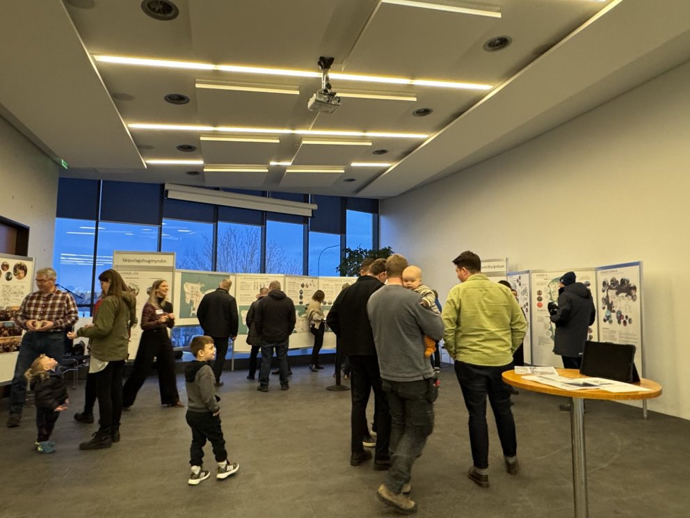 Gestir á opnu húsi þar sem kynntar voru vinnslutillögur rammahlauta aðalskipulags á vestanverðu Kár…