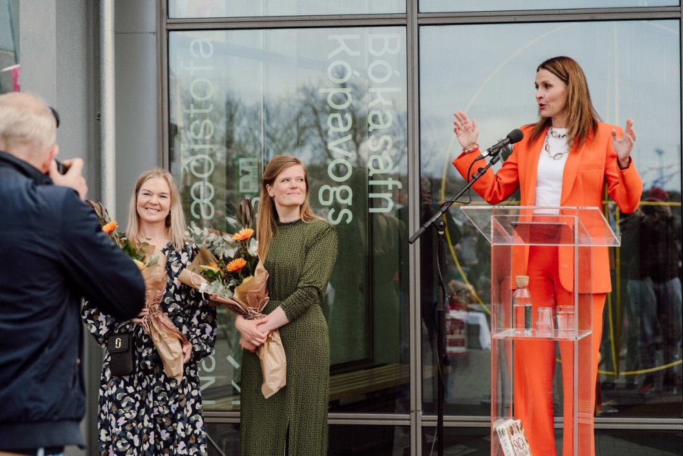 Ásdís Kristjánsdóttir bæjarstjóri færði Brynju Sveinsdóttur forstöðumanni Náttúrufræðistofu Kópavog…