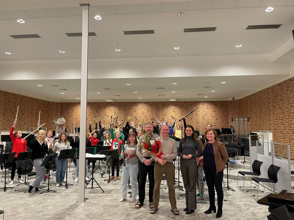 Á myndinni eru auk nemenda í B-sveit hljómsveitarinnar Jóhann Björn Ævarsson, kennari og stjórnandi…