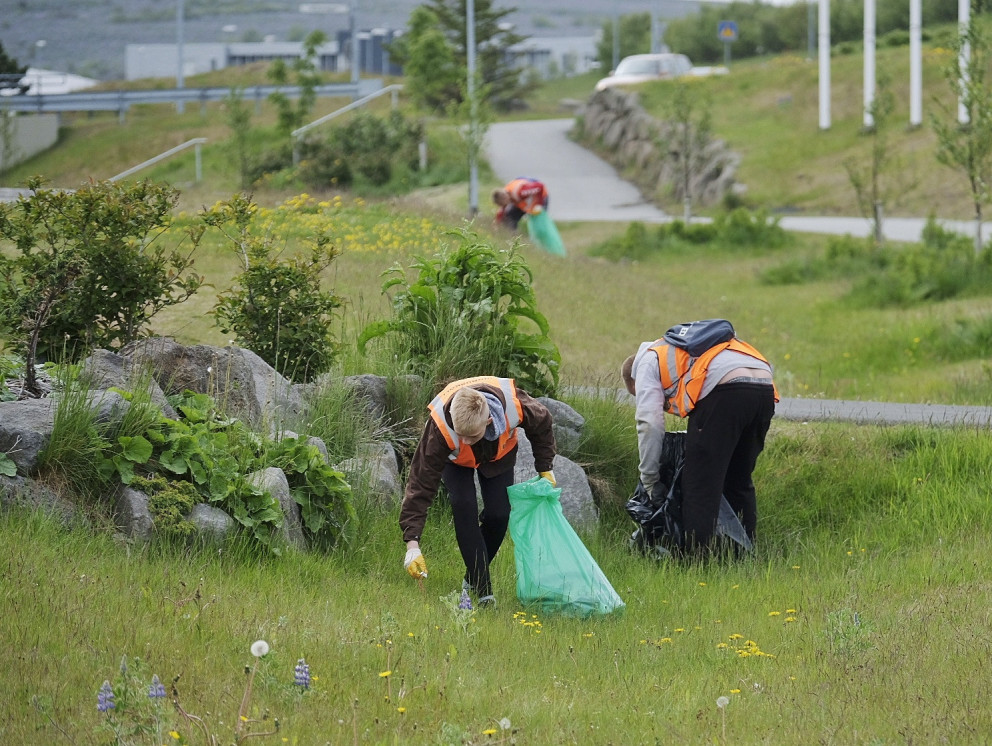 Plast og rusl hreinsað í Kópavogi í sumarbyrjun fyrir ári síðan.