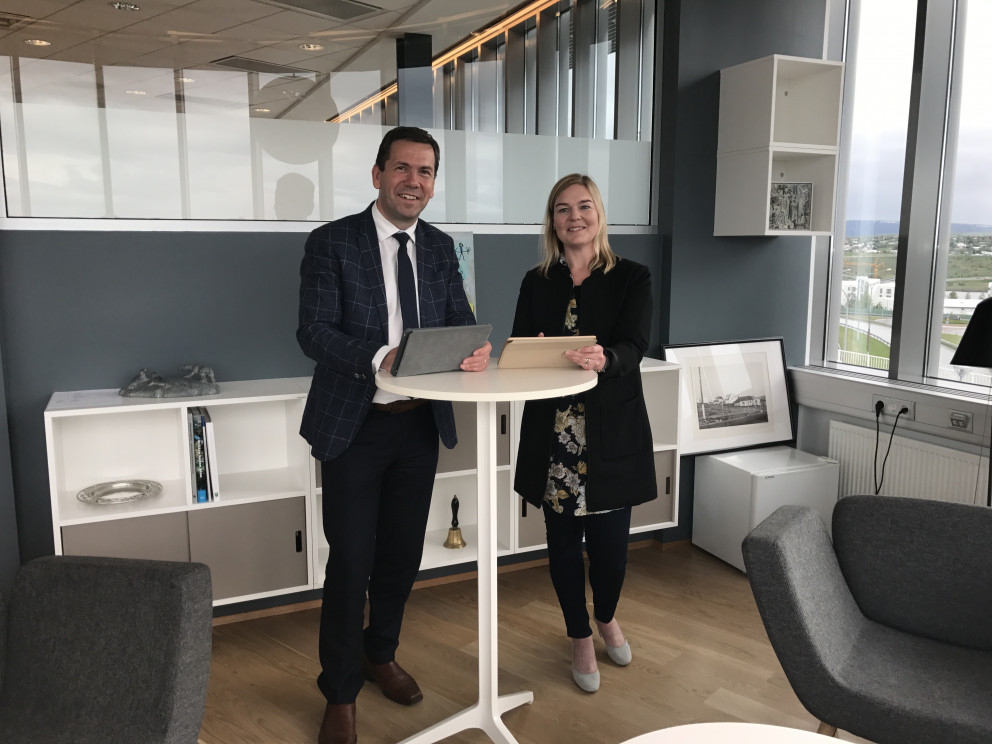 Ármann Kr. Ólafsson bæjarstjóri og Lísa Zachrison forstöðumaður Bóksafns Kópavogs.