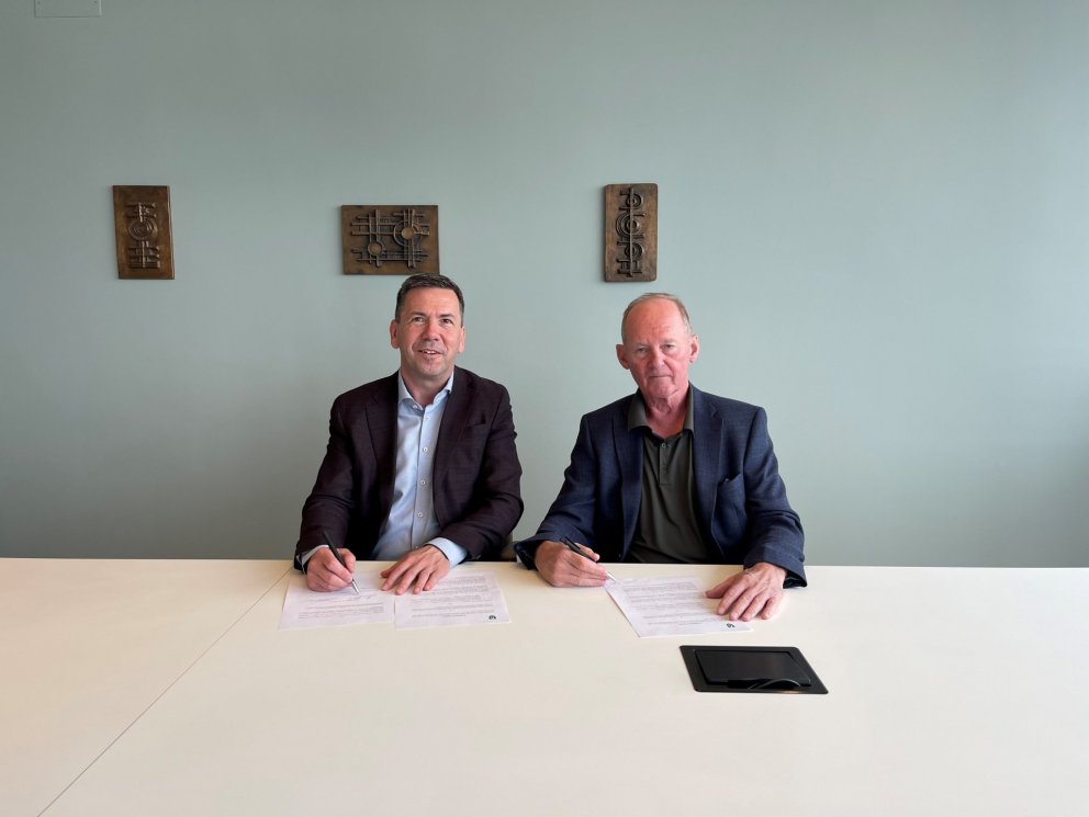 Ágúst Ágústsson frá Reebok Fitness og Ármann Kr. Ólafsson bæjarstjóri Kópavogs skrifuðu undir samni…
