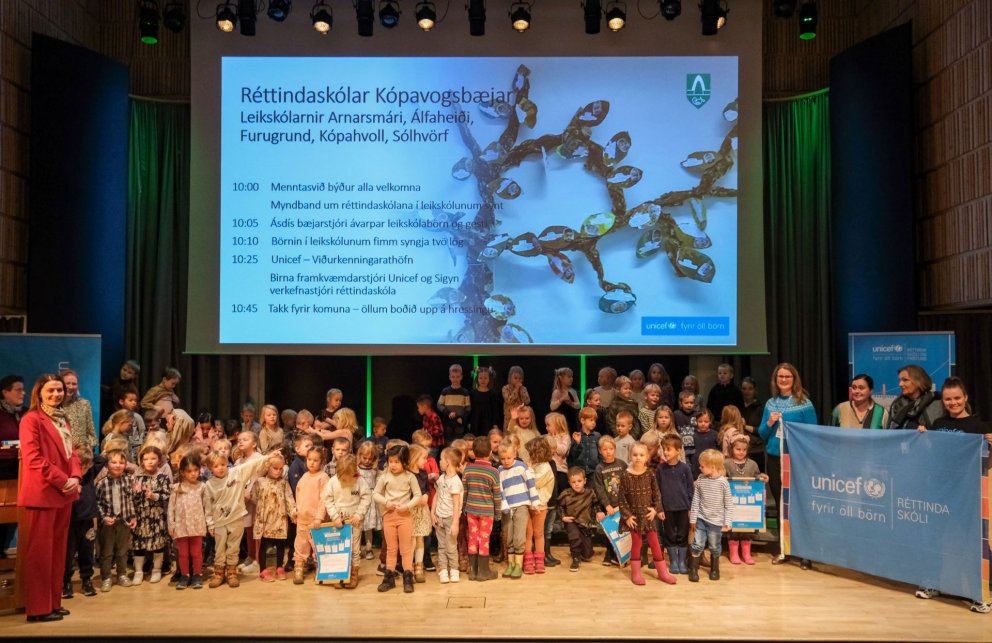 Börn úr leikskólunum sem nú eru réttindaskólar UNICEF, ásamt bæjarstjóra Kópavogs, UNICEF og starfs…
