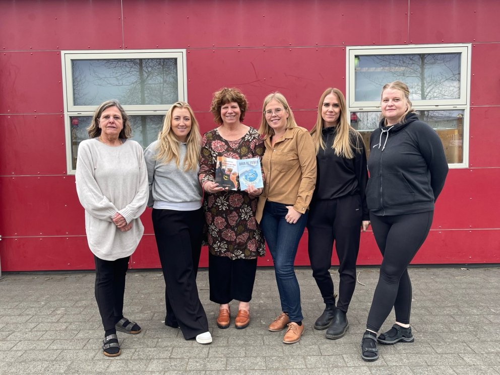 Hrönn og hluti starfsfólka með nýútkomnu bækurnar, f.v.: Svava María Hermannsdóttir, Unnur Kristján…