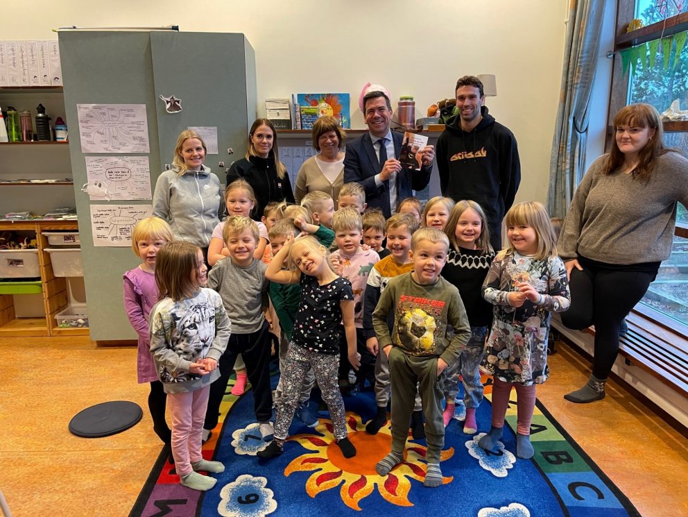 Ármann Kr. Ólafsson, bæjarstjóri Kópavogs, ásamt Hrönn Valentínusardóttur, starfsfólki og börnum á …