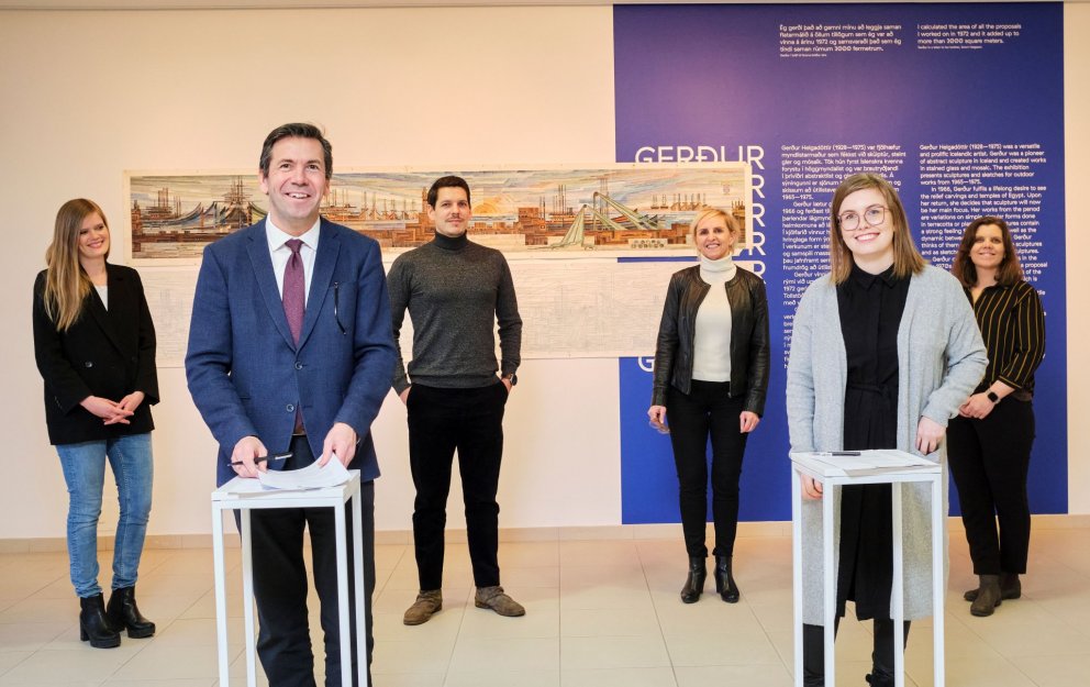 Á myndinni eru frá vinstri: Brynja Sveinsdóttir forstöðumaður Gerðarsafns, Ármann Kr. Ólafsson bæja…