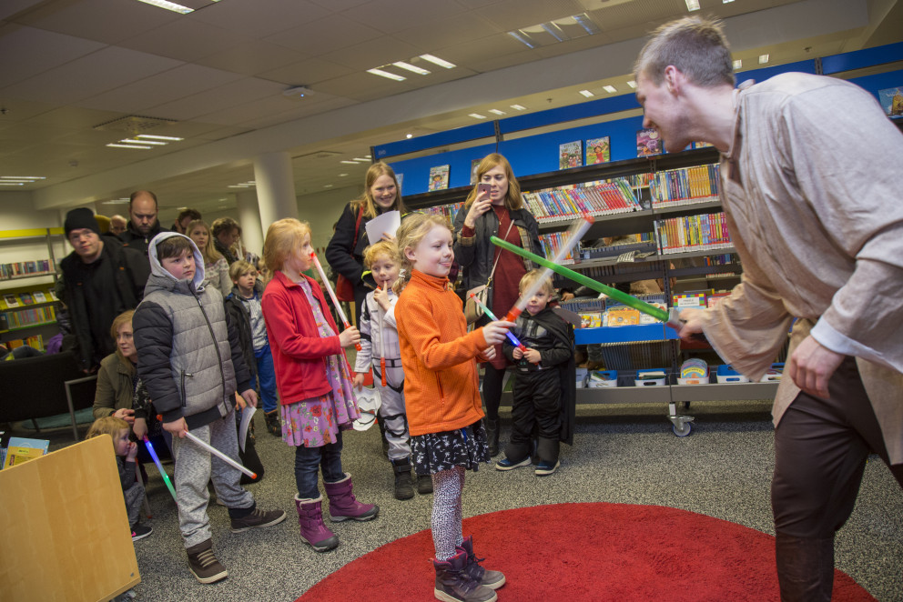 Star Wars þema á Safnanótt í Kópavogi sló í gegn hjá yngstu kynslóðinni sem beið í röð eftir að hit…