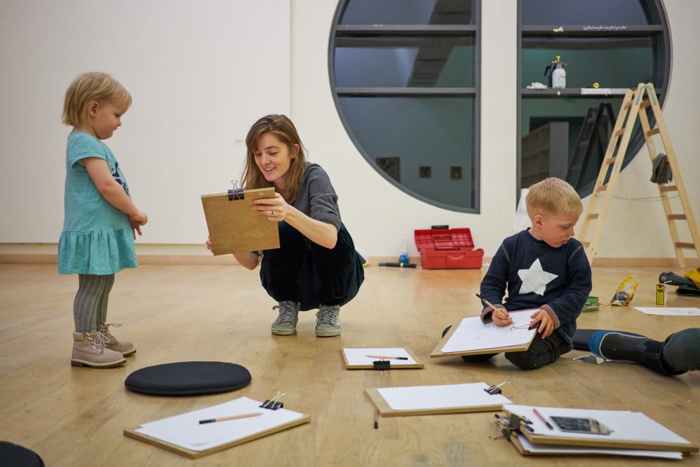 Gestir á Gerðarsafni á Safnanótt í Kópavogi.