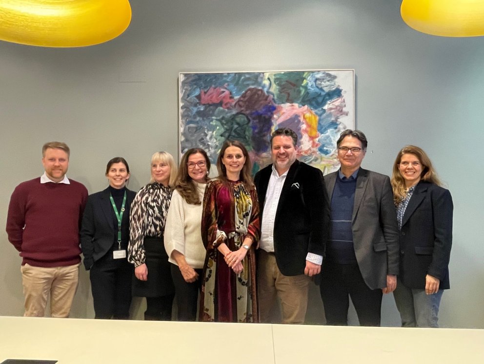 Ásdís Kristjánsdóttir bæjarstjóri Kópavogs ásamt fulltrúum sendinefndarinnar og starfsfólki Kópavog…