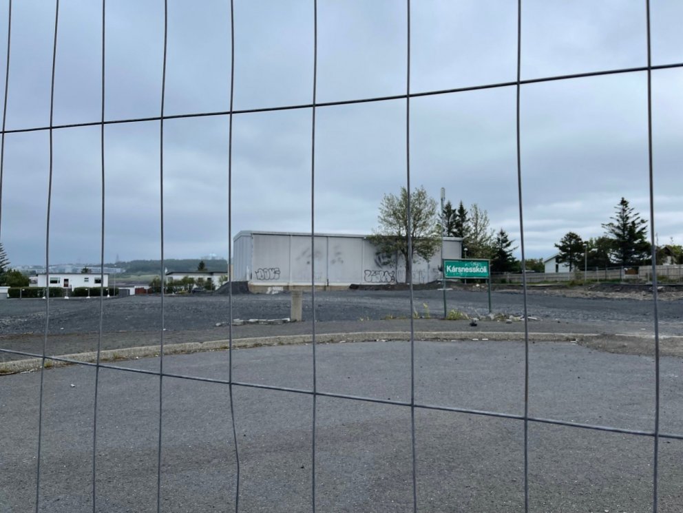 Lóð Kársnesskóla, Skólagerði, hefur verið girt af í öryggisskyni vegna fyrirhugaðrar byggingu nýs s…