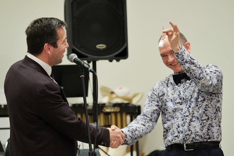 Össur Geirsson skólastjóri Skólahljómveitar Kópavogs tekur við lyklum nýs húsnæðis úr hendi Ármanns…