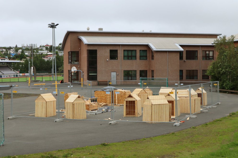 Smíðavöllurinn er við Smáraskóla.