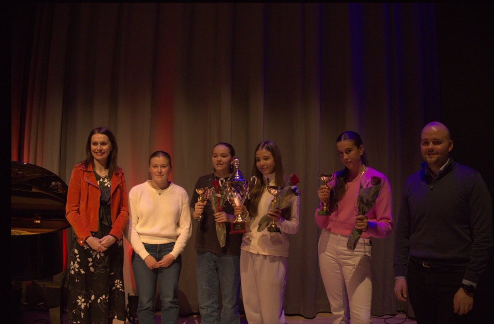 Á myndinni eru frá vinstri: Ásdís Kristjánsdóttir bæjarstjóri, Karen Lind Stefánsdóttir varaformaðu…