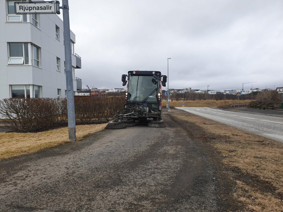 Sópun gatna og stíga í Kópavogi.