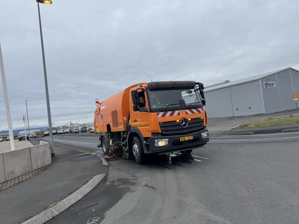 Sópun gatna og stíga gengur vel í Kópavogi.