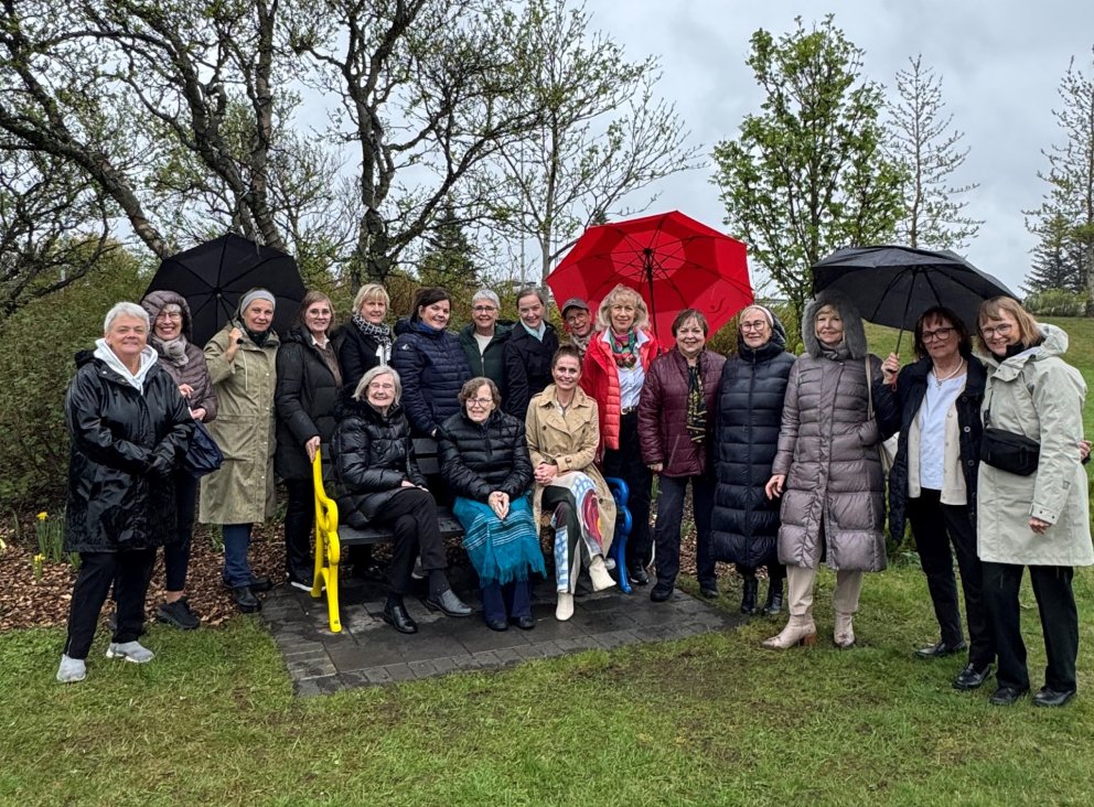 Ásdísar Kristjánsdóttir bæjarstjóri og Soroptimistar í Kópavogi.