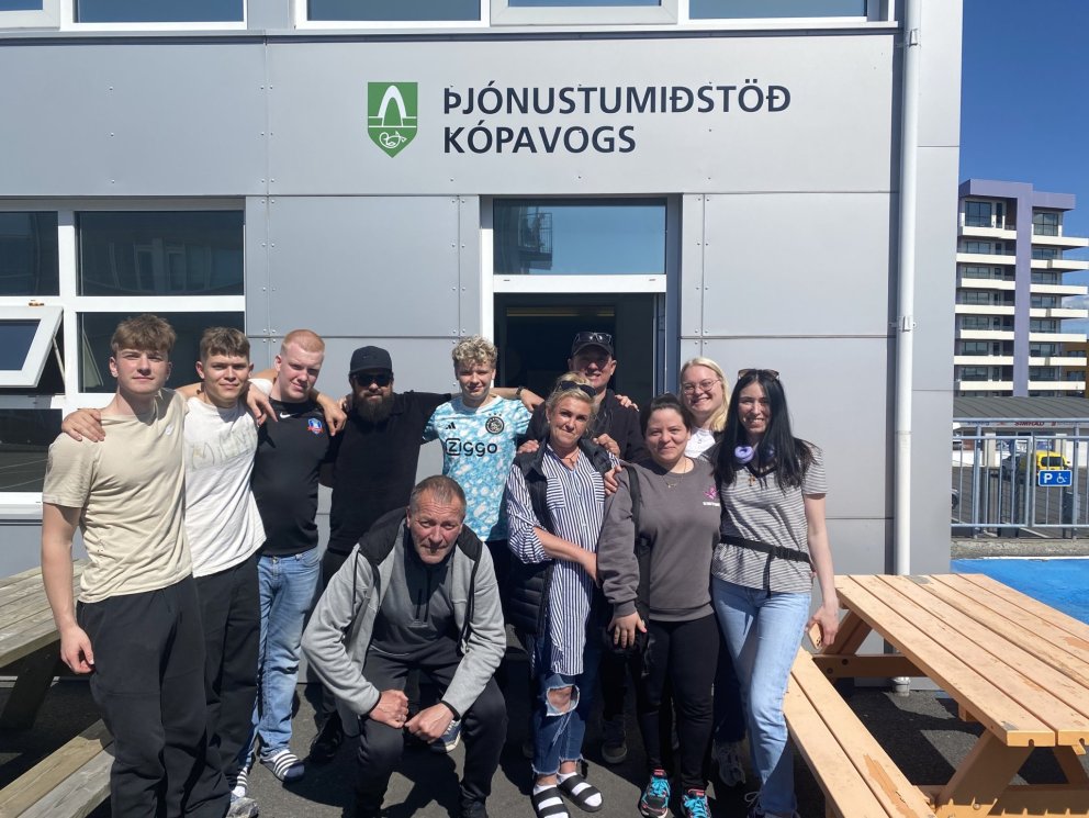 Starfsfólk í tunnuskiptum var að vonum ánægt með áfangann og stillti sér upp til myndatöku í árviss…