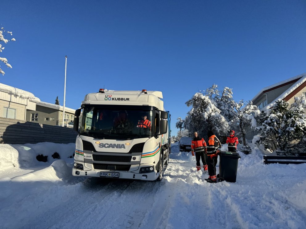 Tafir hafa orðið á sorphirðu í fannferginu en starfsfólk gerir sitt besta.