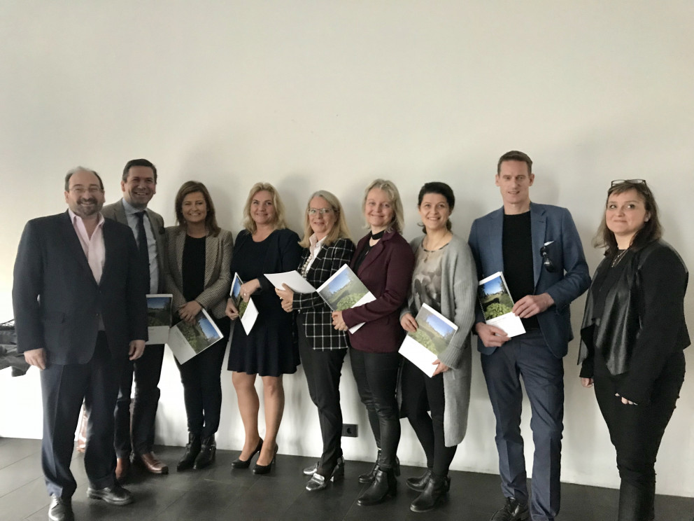 Michael Green, framkvæmdastjóri SPI, afhendir bæjarstjóra og bæjarfulltrúum skorkort Kópavogs að vi…