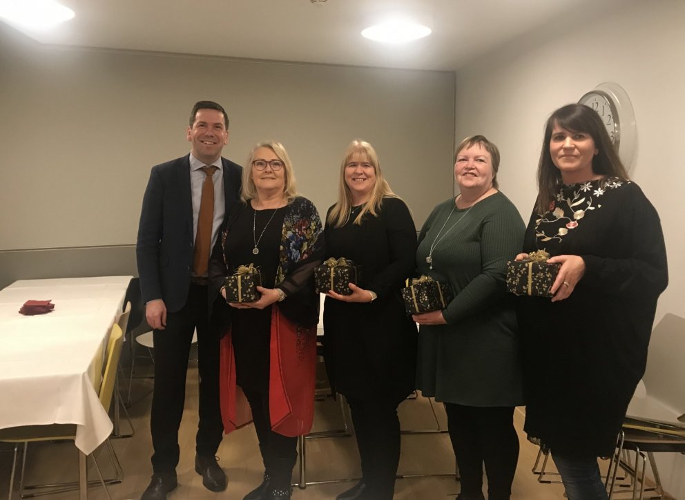 Ármann Kr. Ólafsson bæjarstjóri og starfsmenn sem fögnuðu 25 ára starfsafmæli hjá bænum árið 2018. …