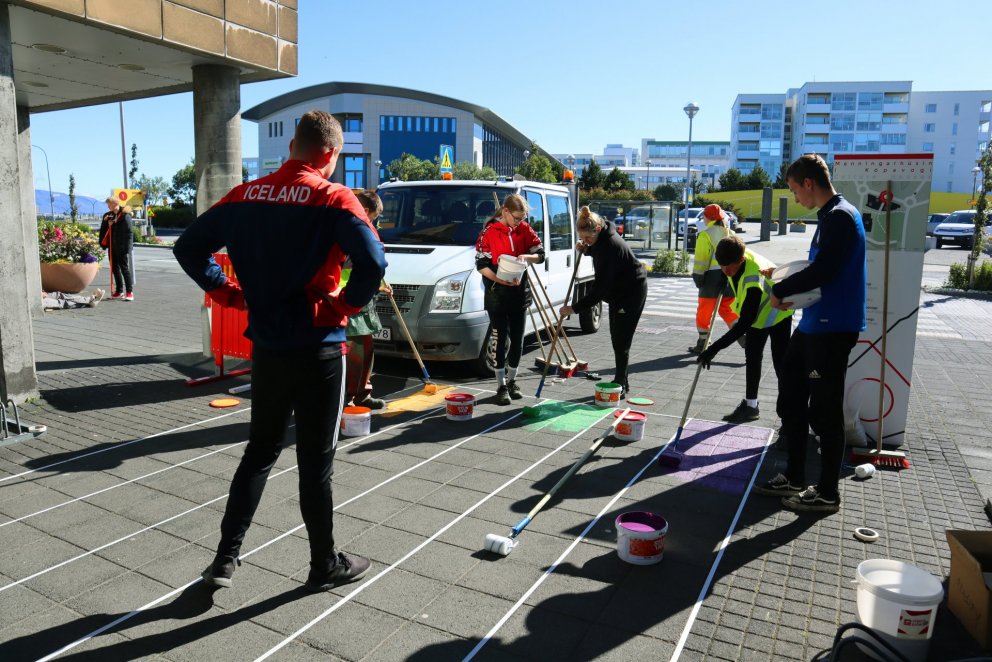 Meðal fjölbreyttra verkefna sumarstarfsfólks 2020 var að mála tröppur við Bókasafn Kópavogs.