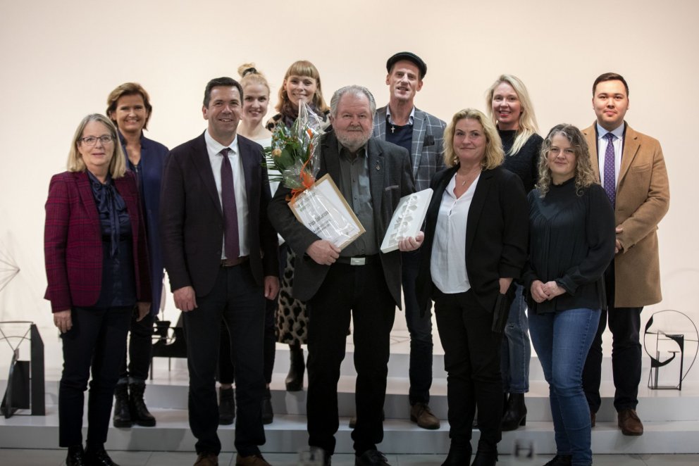 Þórir ásamt, bæjarstjóra, lista- og menningarráði og bæjarfulltrúm í Kópavogi. Á myndinni eru frá v…