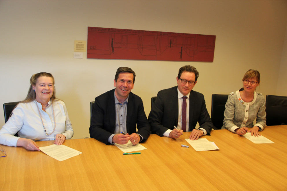 Á myndinni eru frá vinstri: Ingibjörg S. Sverrisdóttir landsbókavörður, Ármann Kr. Ólafsson bæjarst…