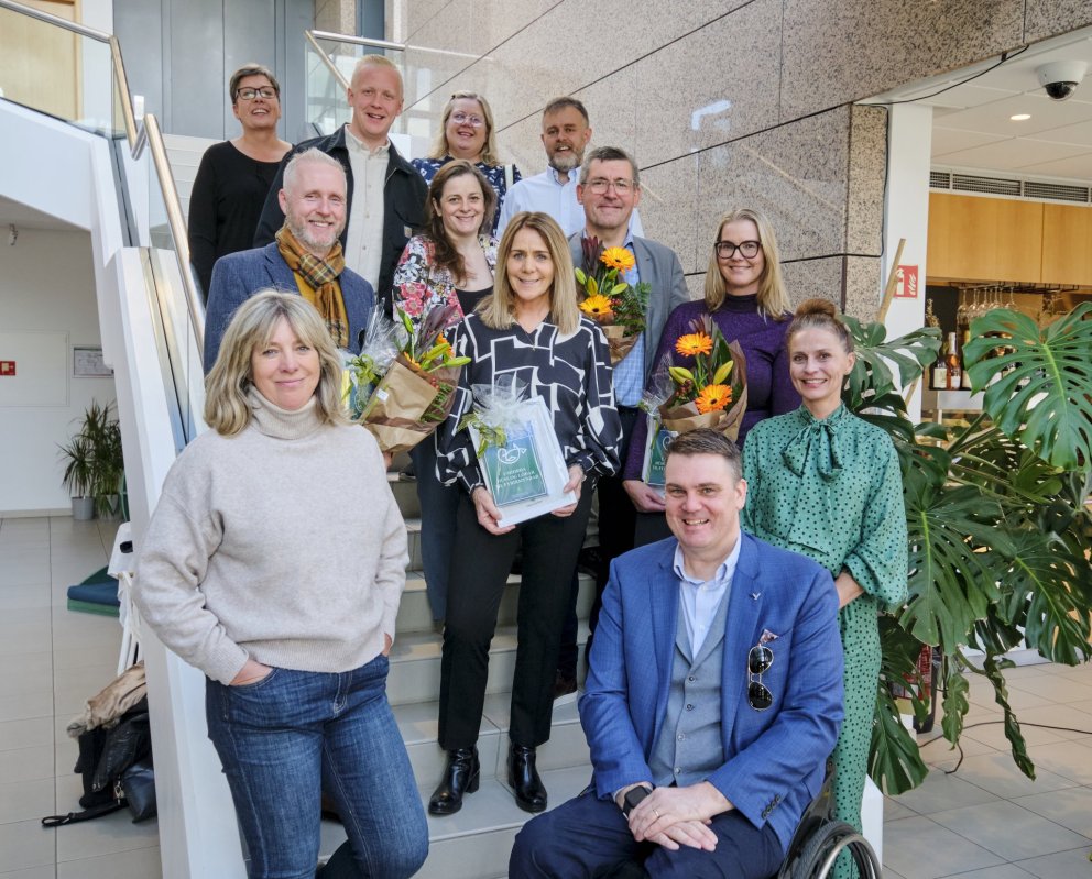 Á myndinni má sjá handhafa umhverfisviðurkenninga 2024, umhverfis- og samgöngunefnd, Elísabetu Svei…