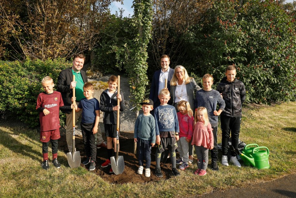 Gróðursett tré í Heimalind, götu ársins í Kópavogi 2019.