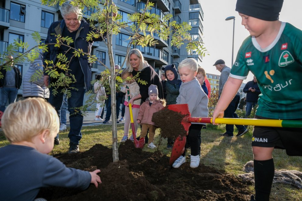 Yngstu íbúar í Álalind veittu öflugt liðsinni í gróðursetningu trés í götunni. Sigrún Hulda Jónsdót…